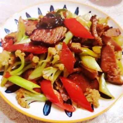 #豆果10周年生日快乐#胡萝卜腊肉炒菜花，越吃越过瘾