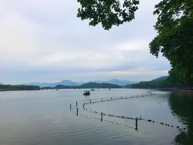 带你漫游西湖北线，远观宝石流霞，玉带白堤