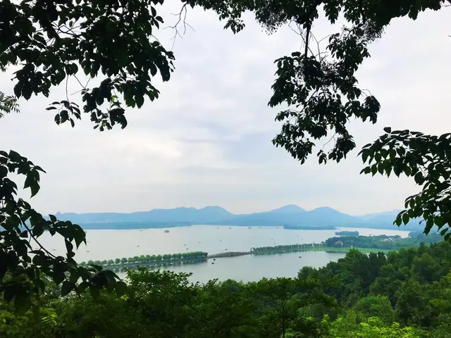 带你漫游西湖北线，远观宝石流霞，玉带白堤