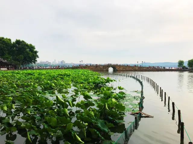 带你漫游西湖北线，远观宝石流霞，玉带白堤