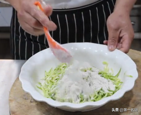 西葫芦最接地气的吃法，不用炒不用煮，原汁原味家常菜，百吃不厌