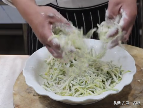 西葫芦最接地气的吃法，不用炒不用煮，原汁原味家常菜，百吃不厌