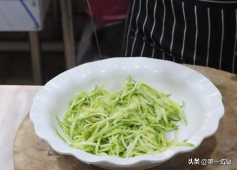 西葫芦最接地气的吃法，不用炒不用煮，原汁原味家常菜，百吃不厌