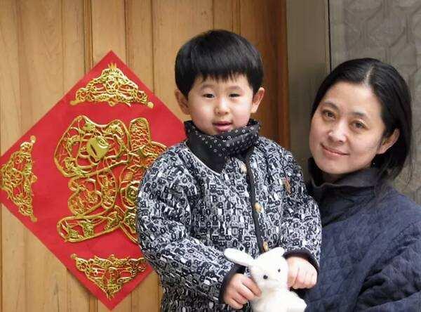 他是倪萍的儿子，曾患白内障危及生命，今20岁眼疾痊愈成学霸