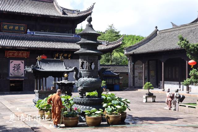 位于宁波五磊山巅的千年古寺，荷花盛开有禅境，人文悠远值得一游