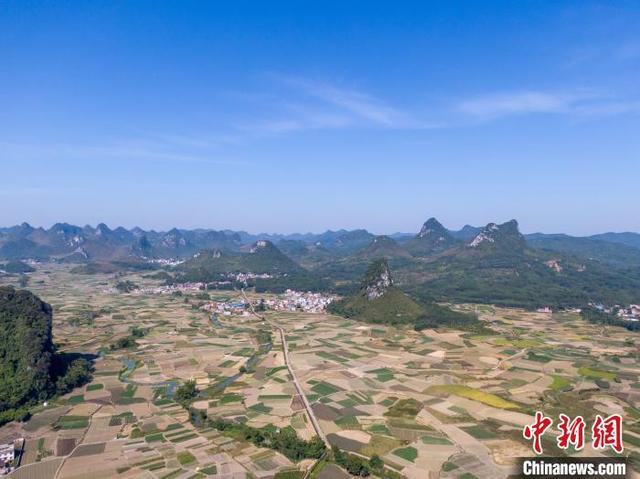 航拍中国西南部最大香葱种植基地 大地如绿色拼图