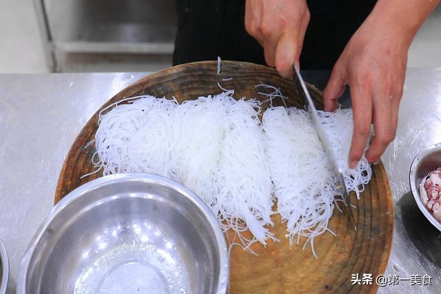 现在才知道，粉丝不能泡软就炒，饭店常加这1步，粉丝弹滑还入味