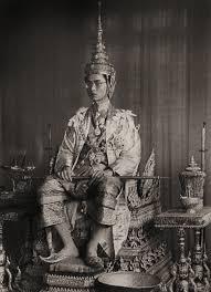 泰国国王普密蓬逝世三周年，读完这篇文章，一起了解他传奇一生