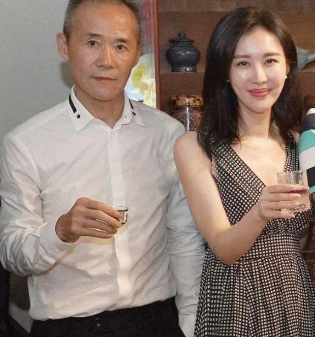 王石夫妇泰国下跪拜佛还愿，田朴珺脖颈纹身瞩目，3岁女儿疑随行