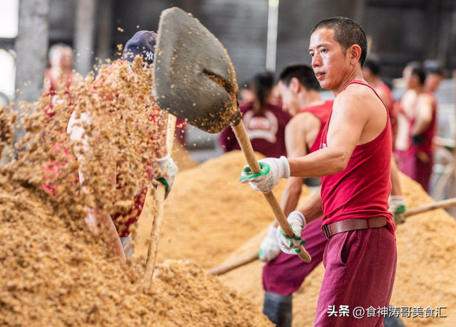 北京8位老人相聚天上人间，点了一桌子美食，结账时竟然被免单了