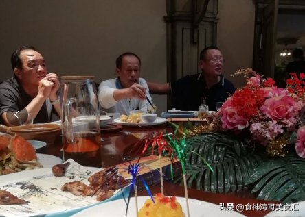 北京8位老人相聚天上人间，点了一桌子美食，结账时竟然被免单了