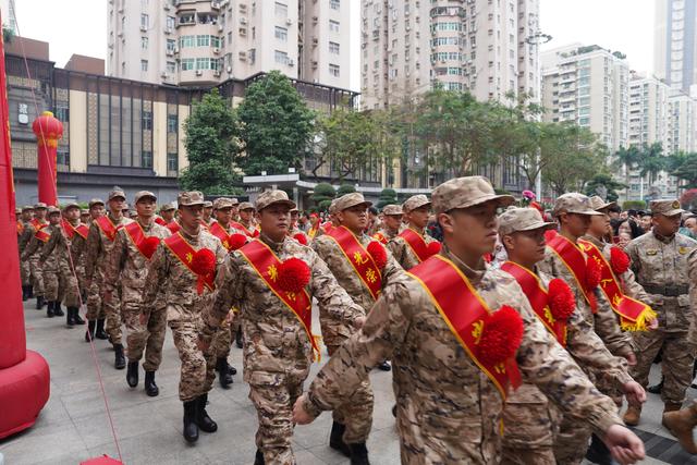 肩披绶带，胸戴红花，深圳福田欢送新兵入伍仪式感拉满！