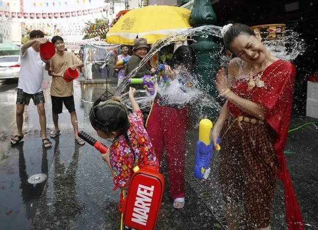 大战21天？中国游客留神：今年泼水节，泰国人是真的疯了！