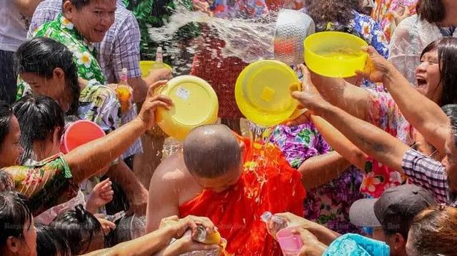 大战21天？中国游客留神：今年泼水节，泰国人是真的疯了！