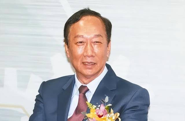 富士康董事长郭台铭，裁掉34万国人跪舔美国，如今想插手台湾政坛