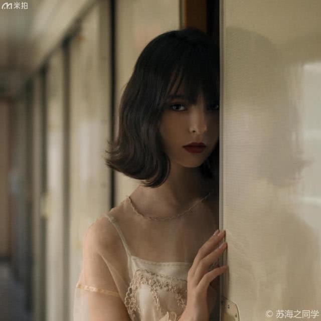 人像写真：火车上的短发少女，清纯可爱