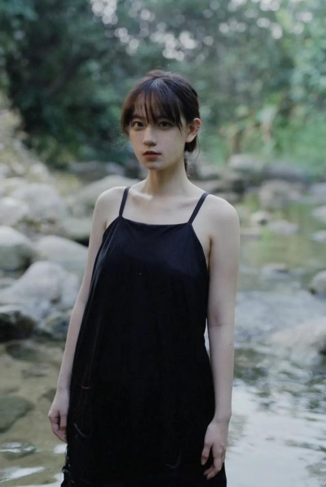 26岁性感美女在小溪里拍的写真照