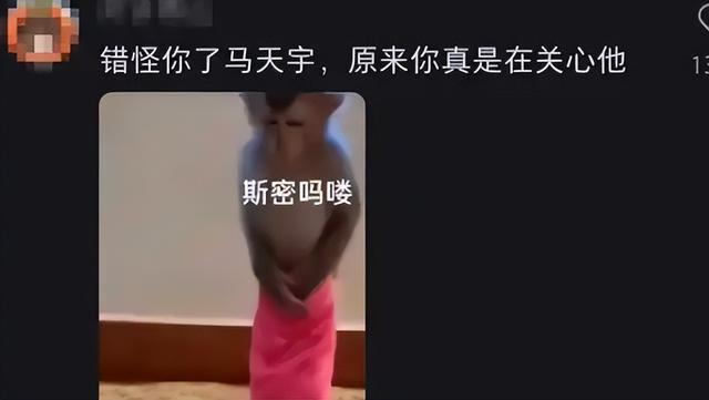 没眼看！李明德KTV唱嗨了，脱掉上衣坦胸露怀，旁边还有美女作陪