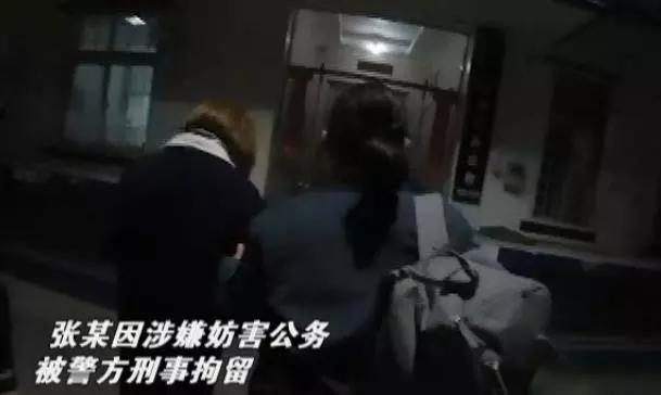 厉害了！女大学生对警察踢裆扇耳光，还想“微笑面对生活”？结果……