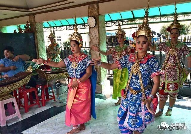 泰国美女在交通事故现场“直播热舞”，原来是这东西给闹的...