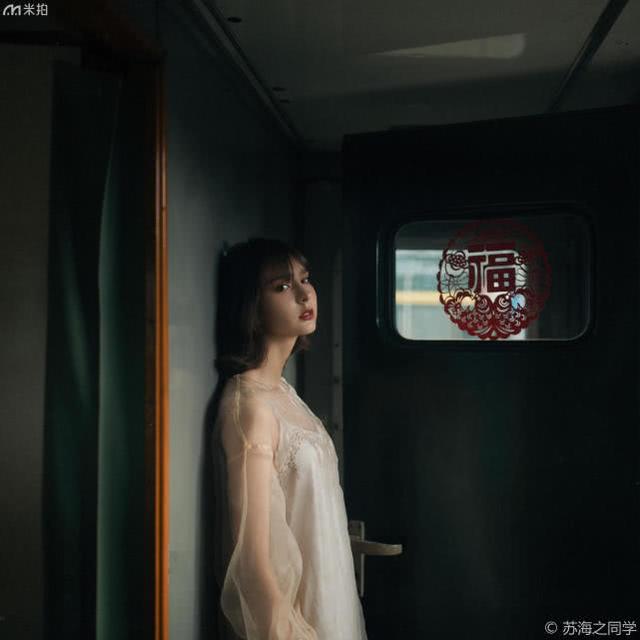 人像写真：火车上的短发少女，清纯可爱