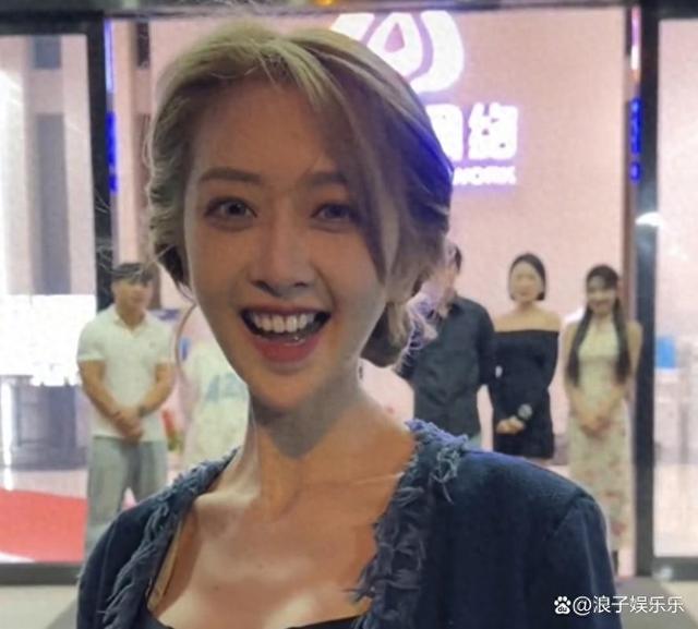 三只羊：性感美女主播卓仕琳，拌胸写真身材劲爆，连看99次啊！