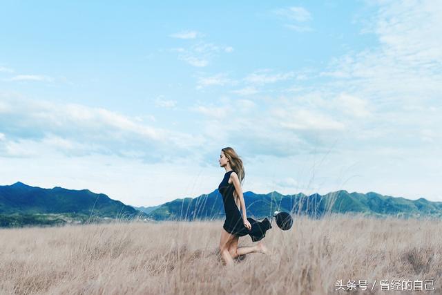 俄罗斯美女在草原上的写真，美到爆，不是那些女主播能比的。