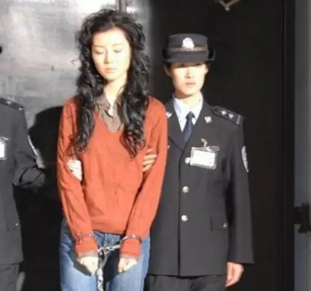 2005年，美女死刑犯毕丽梅被枪决，意外苏醒后，家属哀求饶她一命