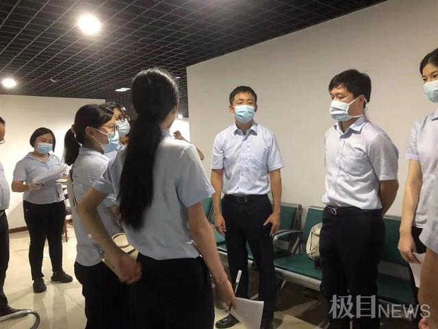 党员行动下沉社区丨深夜受命协助核酸检测，他们的银行制服成小区靓丽风景