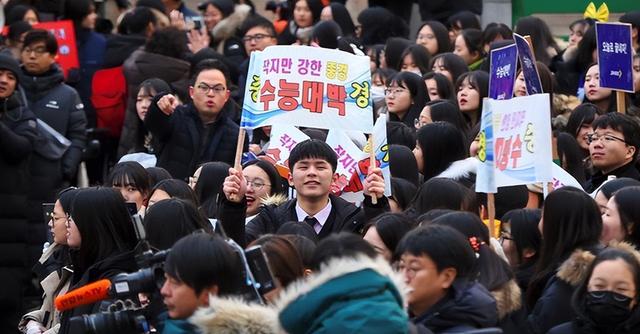 有钱人开私立高校，穷人靠母卖身上学，韩国教育一地鸡毛