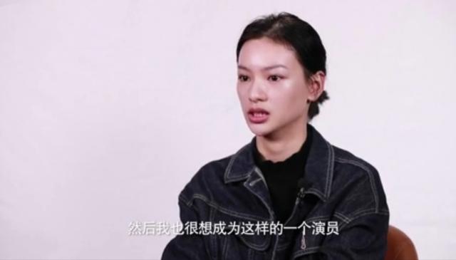 21岁女演员穿黑色透视装秀好身材，刚出道就穿性感装被批博眼球