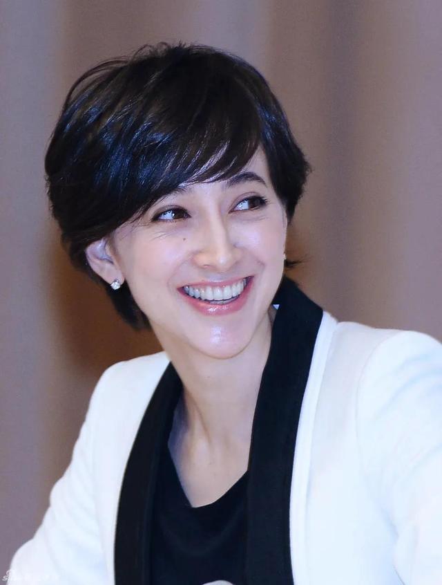 41岁日本最美女主播，高嫁前首相儿子，可小3岁花心丈夫频频出轨