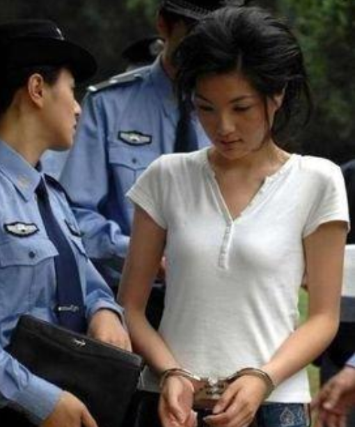 2005年，美女死刑犯毕丽梅被枪决，意外苏醒后，家属哀求饶她一命