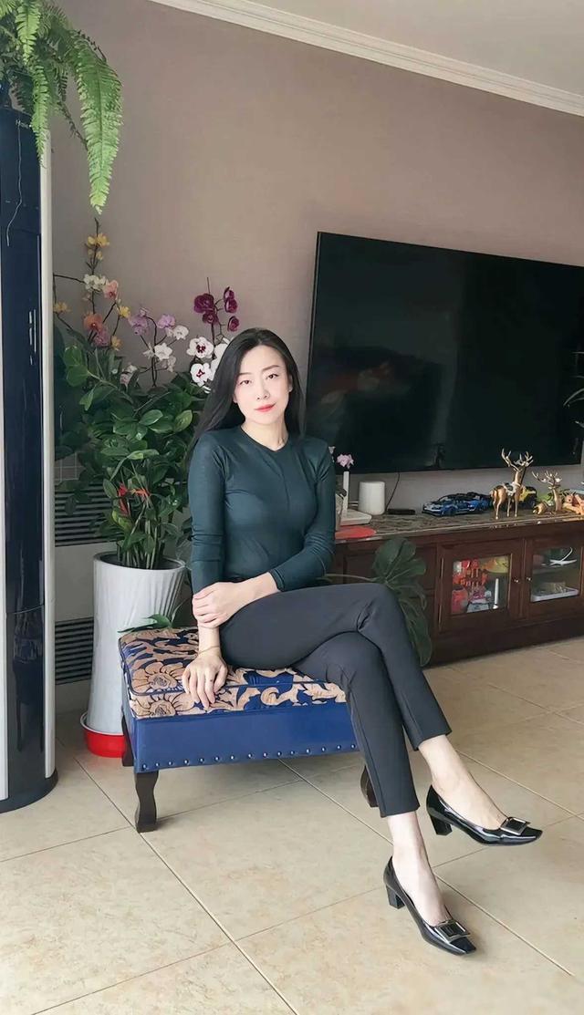 我的长腿美女老板#风韵美人# #职业装丽人##熟女御姐# #