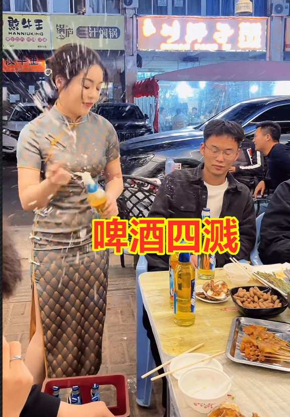 老板娘“花式”开啤酒，故意“使坏”喷食客一脸，被喷男子笑开花