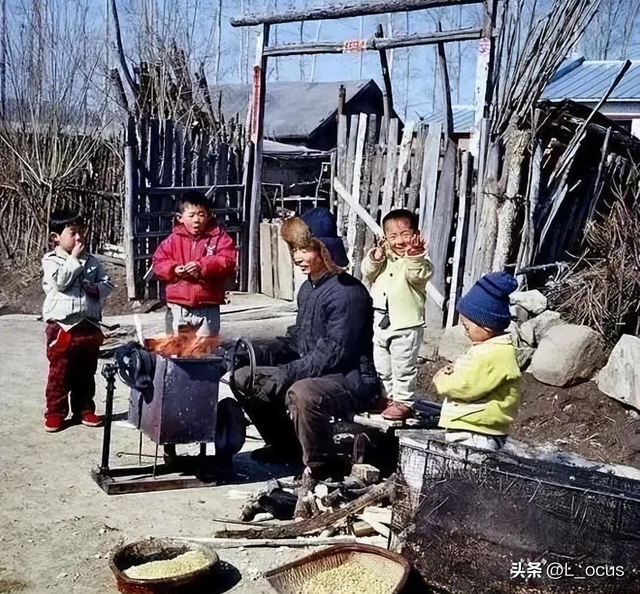 “不堪入目”老照片：日本男女赤裸共浴，喂奶忘记系扣子的妇女