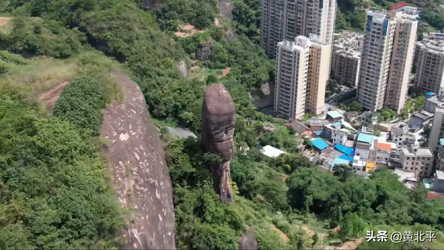 广东与湖南交界的一座山，一边是仙女一边是猴子，最后被神龙隔缘