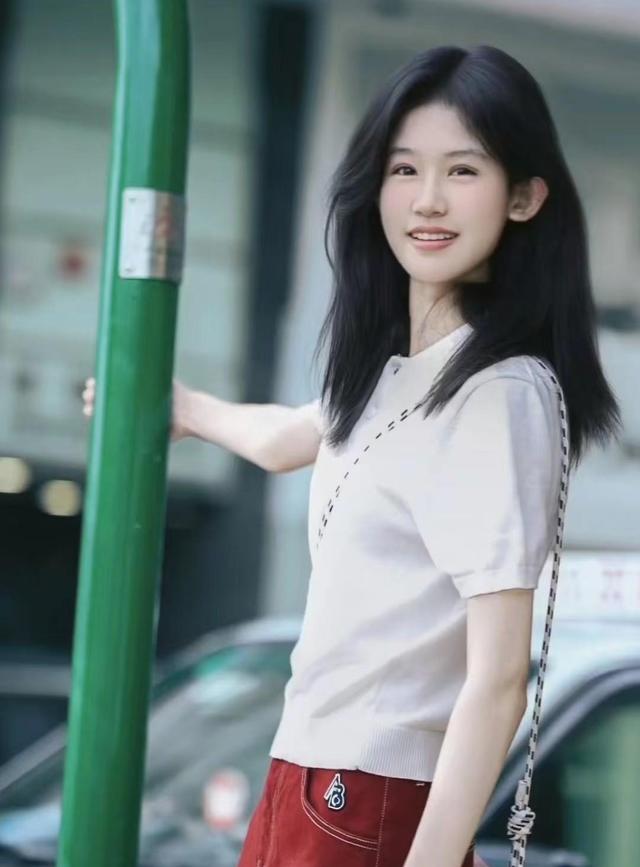 陆毅女儿贝尔近照惊艳，腿又长又细，身高直逼180cm