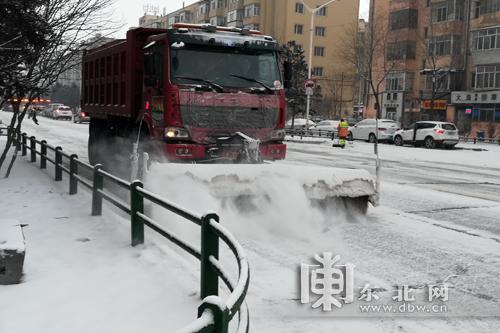 这两个美女空姐在干嘛呢？注意飞机要起飞了