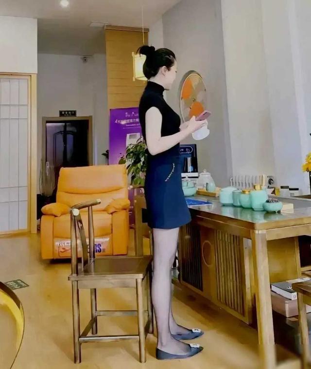 我的长腿美女老板#风韵美人# #职业装丽人##熟女御姐# #