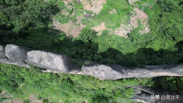 广东与湖南交界的一座山，一边是仙女一边是猴子，最后被神龙隔缘