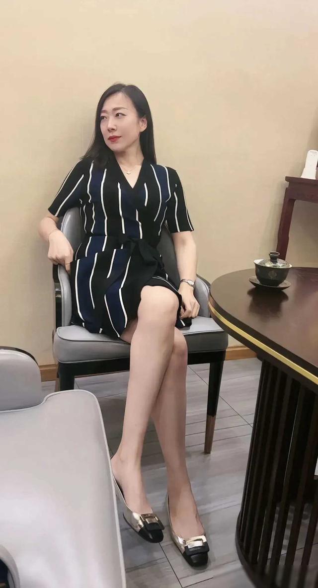 我的长腿美女老板#风韵美人# #职业装丽人##熟女御姐# #