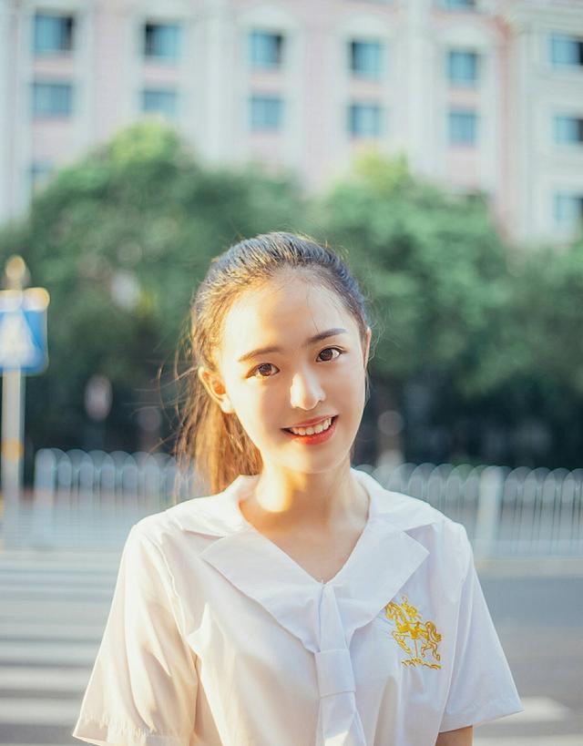 才貌双全的暨南大学校花，长相似清冷的古典美人，网友：又美又飒