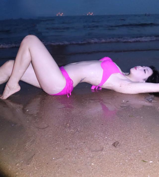 27岁性感美女在海边拍的写真照