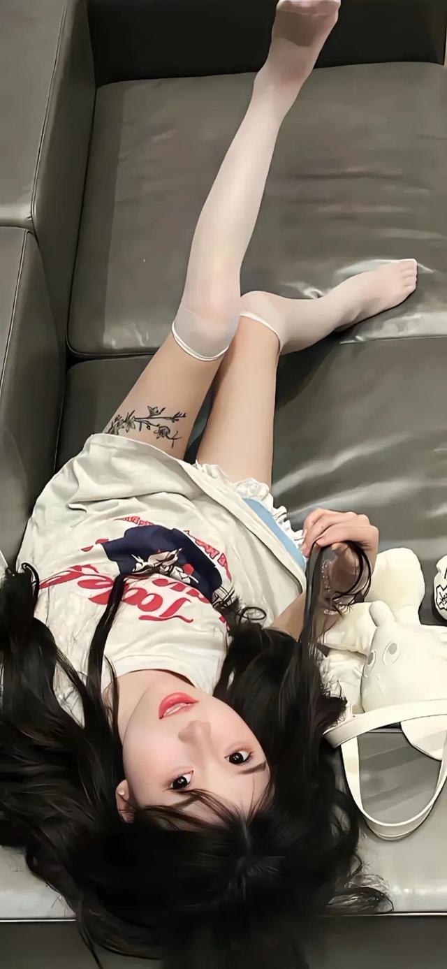 精选高清性感美女手机锁屏壁纸。