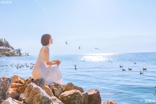 洱海边的白裙蕾丝少女，被网友誉为清纯女神