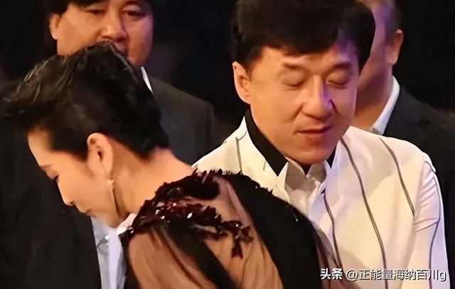 被成龙“泡过”的3位女星，个个人间绝色，是玩玩而已还是真爱？