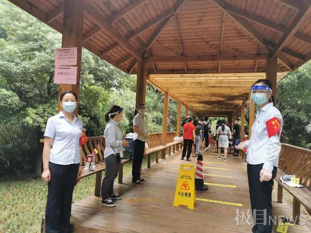 党员行动下沉社区丨深夜受命协助核酸检测，他们的银行制服成小区靓丽风景