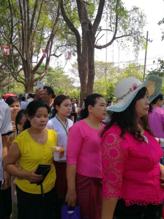 昨天发了一个缅甸毛淡棉第一美女的白骨相片，今天发美女照片。