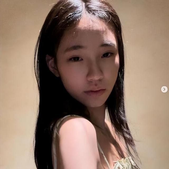 小S二女儿许韶恩站姿惹争议，永远是后臀屁股翘起来，风尘味太足